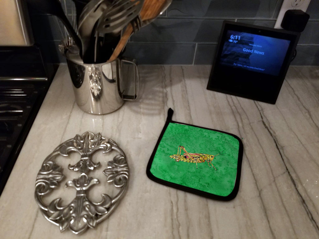 Grasshopper on Green Pot Holder Set of 2 Heat Resistant Quilted Hot Pads 7.5 x 7.5 Inch, Insulated Kitchen Trivets for Cooking & Baking