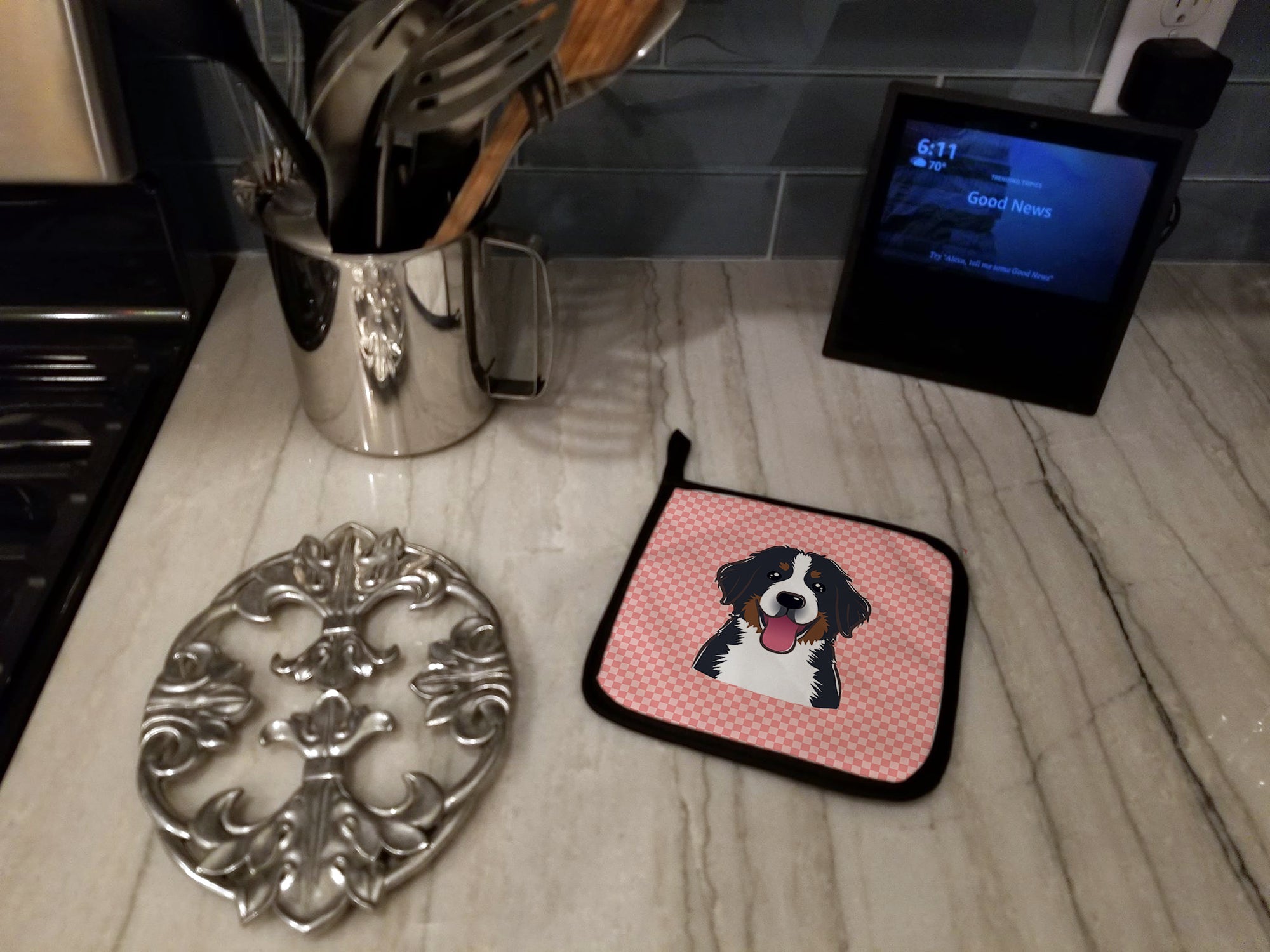 Checkerboard Pink Bernese Mountain Dog Pot Holder Set of 2 Heat Resistant Quilted Hot Pads 7.5 x 7.5 Inch, Insulated Kitchen Trivets for Cooking & Baking
