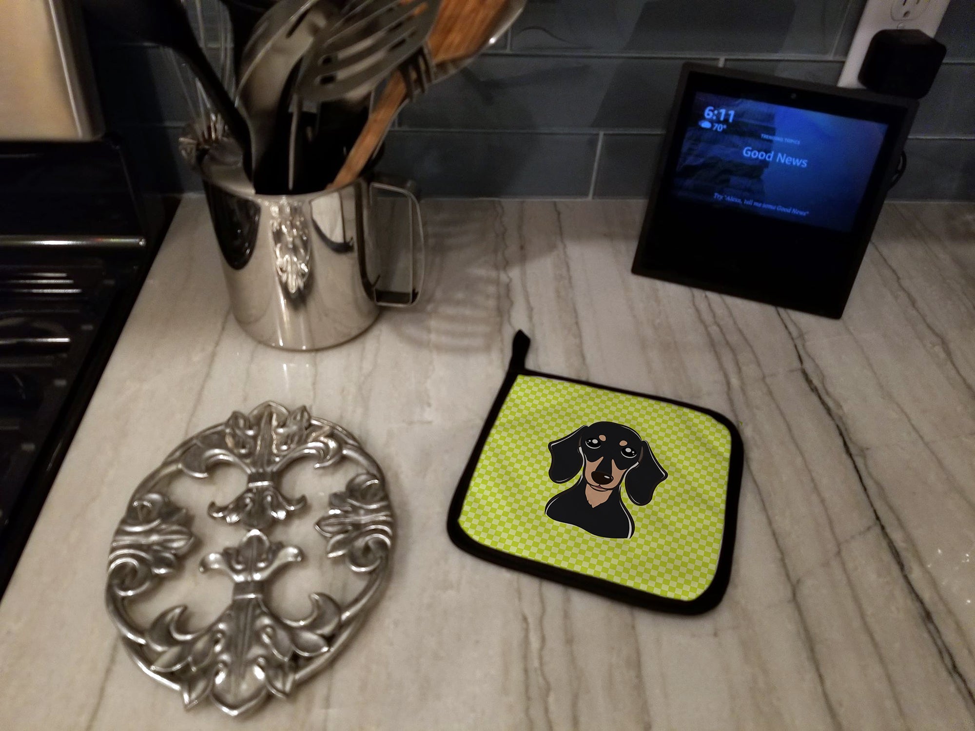 Checkerboard Lime Green Smooth Black and Tan Dachshund Pot Holder Set of 2 Heat Resistant Quilted Hot Pads 7.5 x 7.5 Inch, Insulated Kitchen Trivets for Cooking & Baking