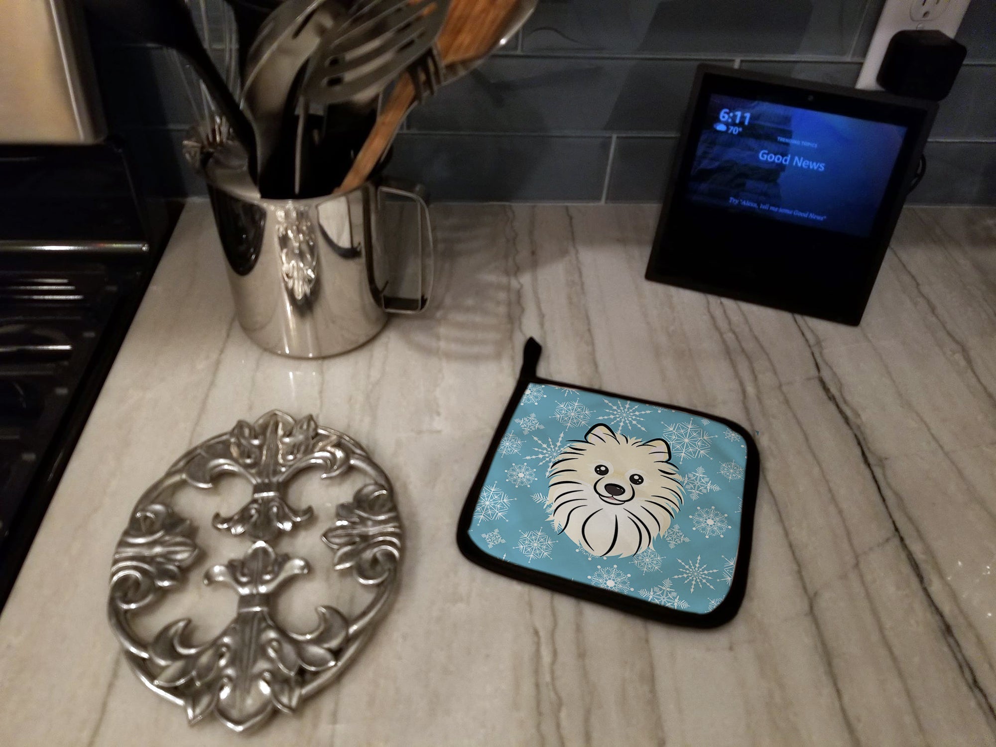 Snowflake Pomeranian Pot Holder Set of 2 Heat Resistant Quilted Hot Pads 7.5 x 7.5 Inch, Insulated Kitchen Trivets for Cooking & Baking