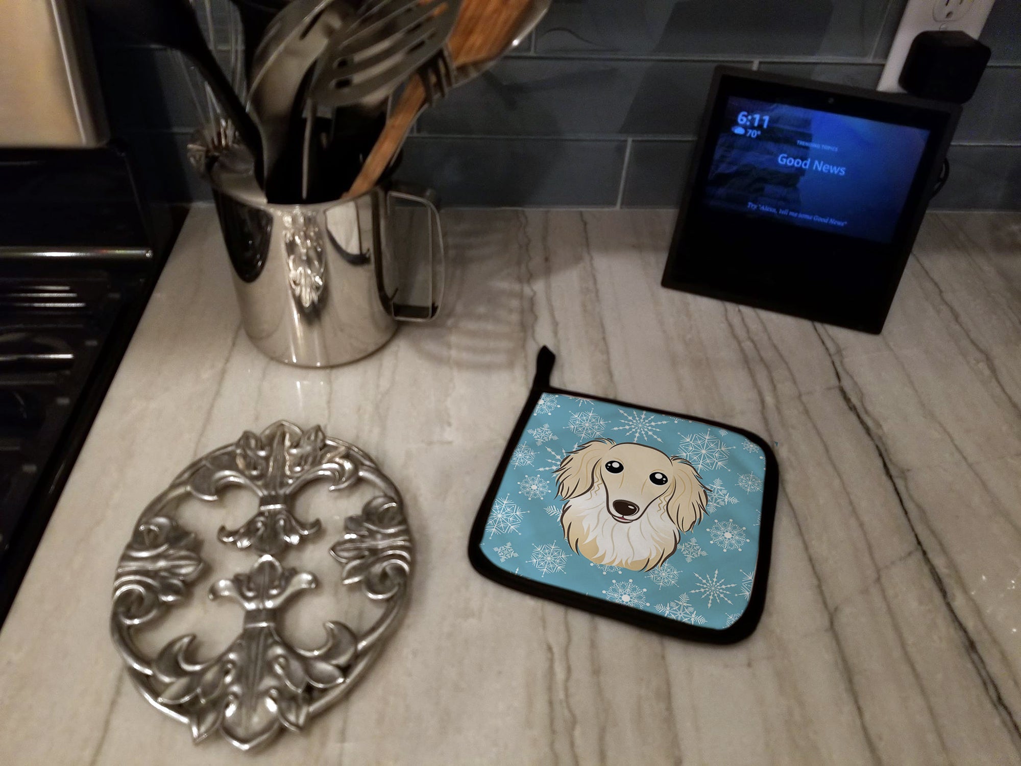 Snowflake Longhair Creme Dachshund Pot Holder Set of 2 Heat Resistant Quilted Hot Pads 7.5 x 7.5 Inch, Insulated Kitchen Trivets for Cooking & Baking