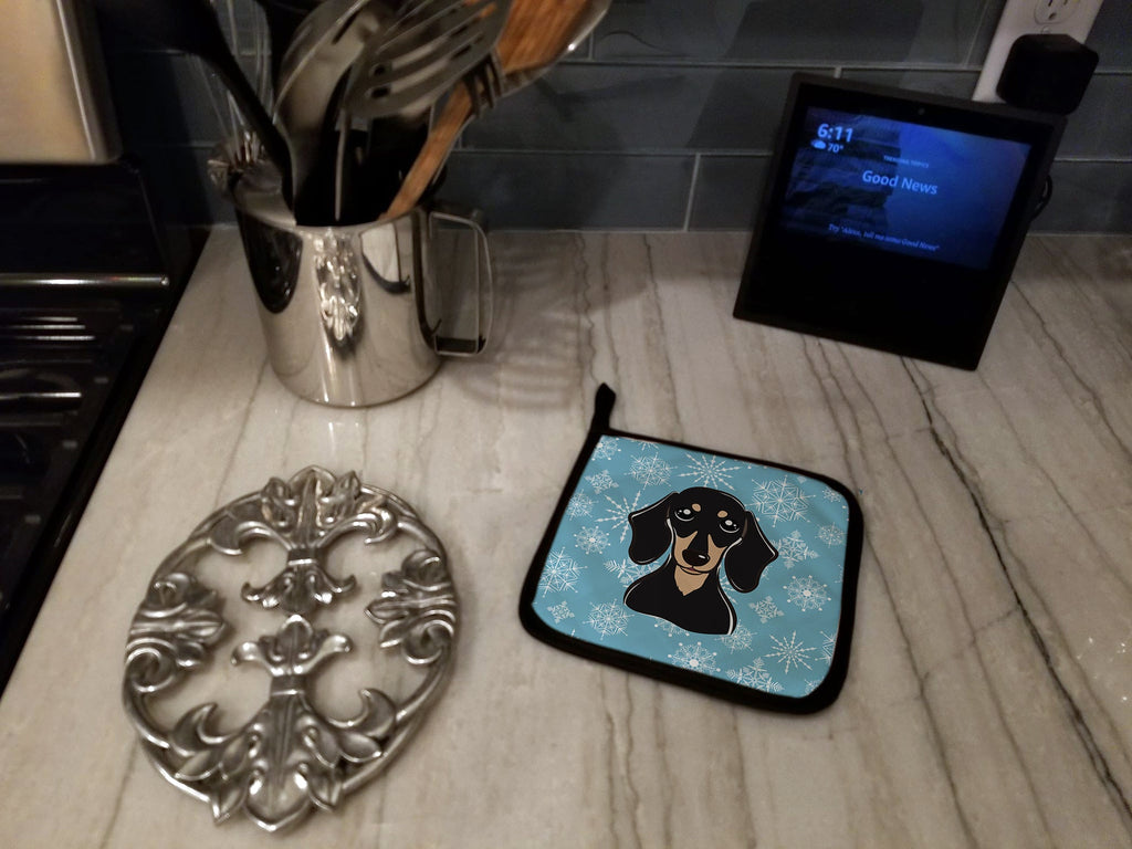 Snowflake Smooth Black and Tan Dachshund Pot Holder Set of 2 Heat Resistant Quilted Hot Pads 7.5 x 7.5 Inch, Insulated Kitchen Trivets for Cooking & Baking
