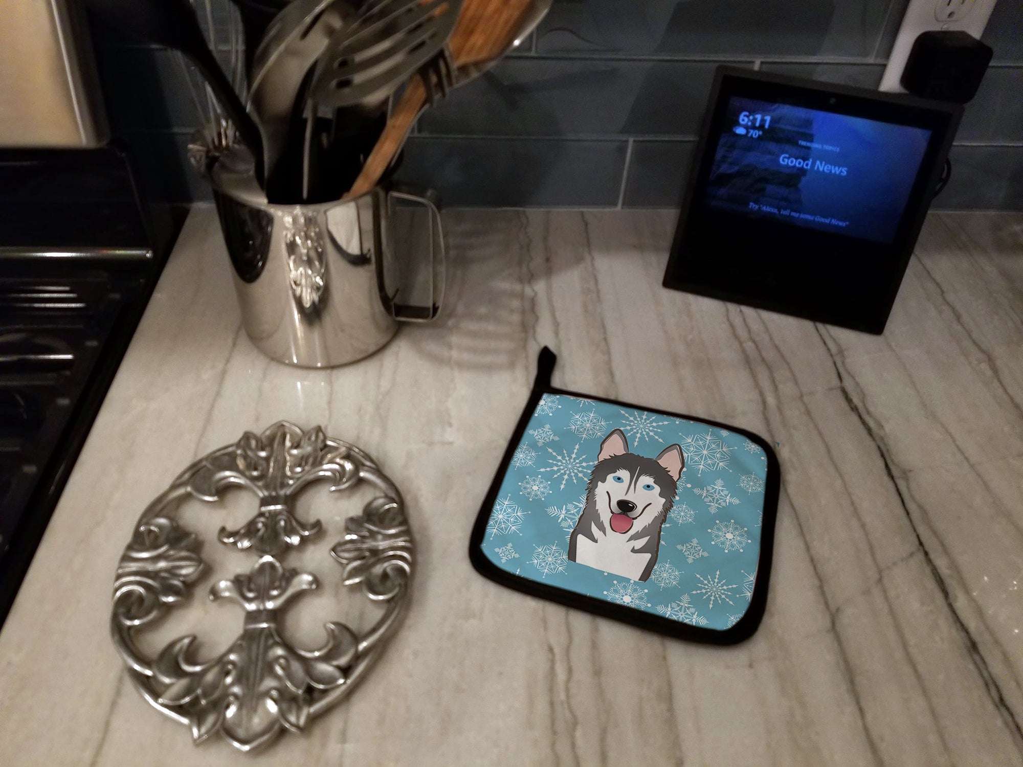 Snowflake Alaskan Malamute Pot Holder Set of 2 Heat Resistant Quilted Hot Pads 7.5 x 7.5 Inch, Insulated Kitchen Trivets for Cooking & Baking