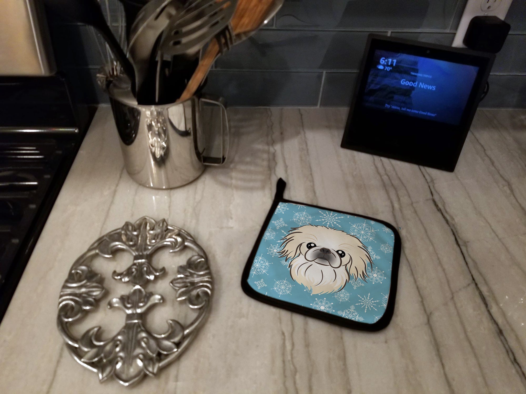 Snowflake Pekingese Pot Holder Set of 2 Heat Resistant Quilted Hot Pads 7.5 x 7.5 Inch, Insulated Kitchen Trivets for Cooking & Baking