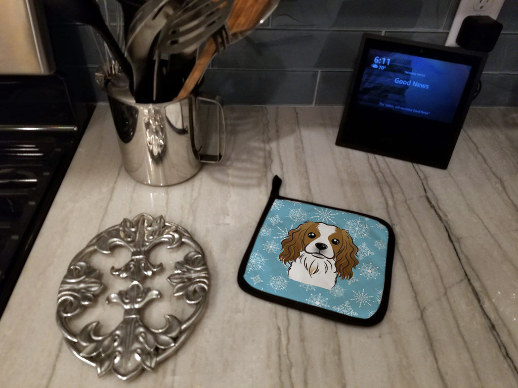Snowflake Cavalier Spaniel Pot Holder Set of 2 Heat Resistant Quilted Hot Pads 7.5 x 7.5 Inch, Insulated Kitchen Trivets for Cooking & Baking
