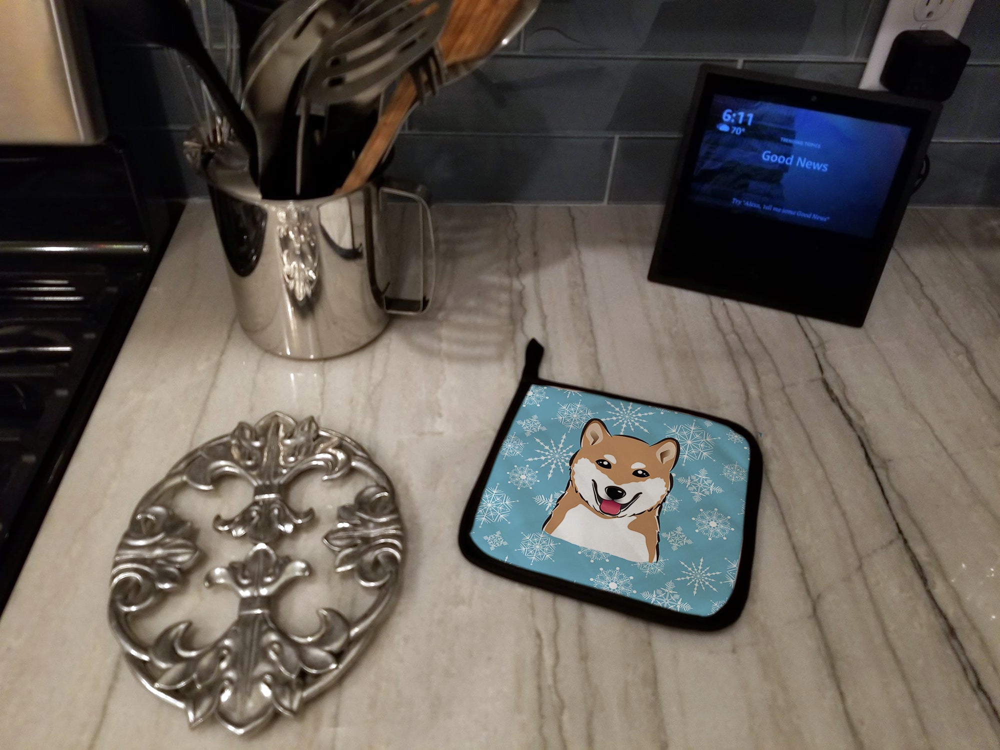 Snowflake Shiba Inu Pot Holder Set of 2 Heat Resistant Quilted Hot Pads 7.5 x 7.5 Inch, Insulated Kitchen Trivets for Cooking & Baking