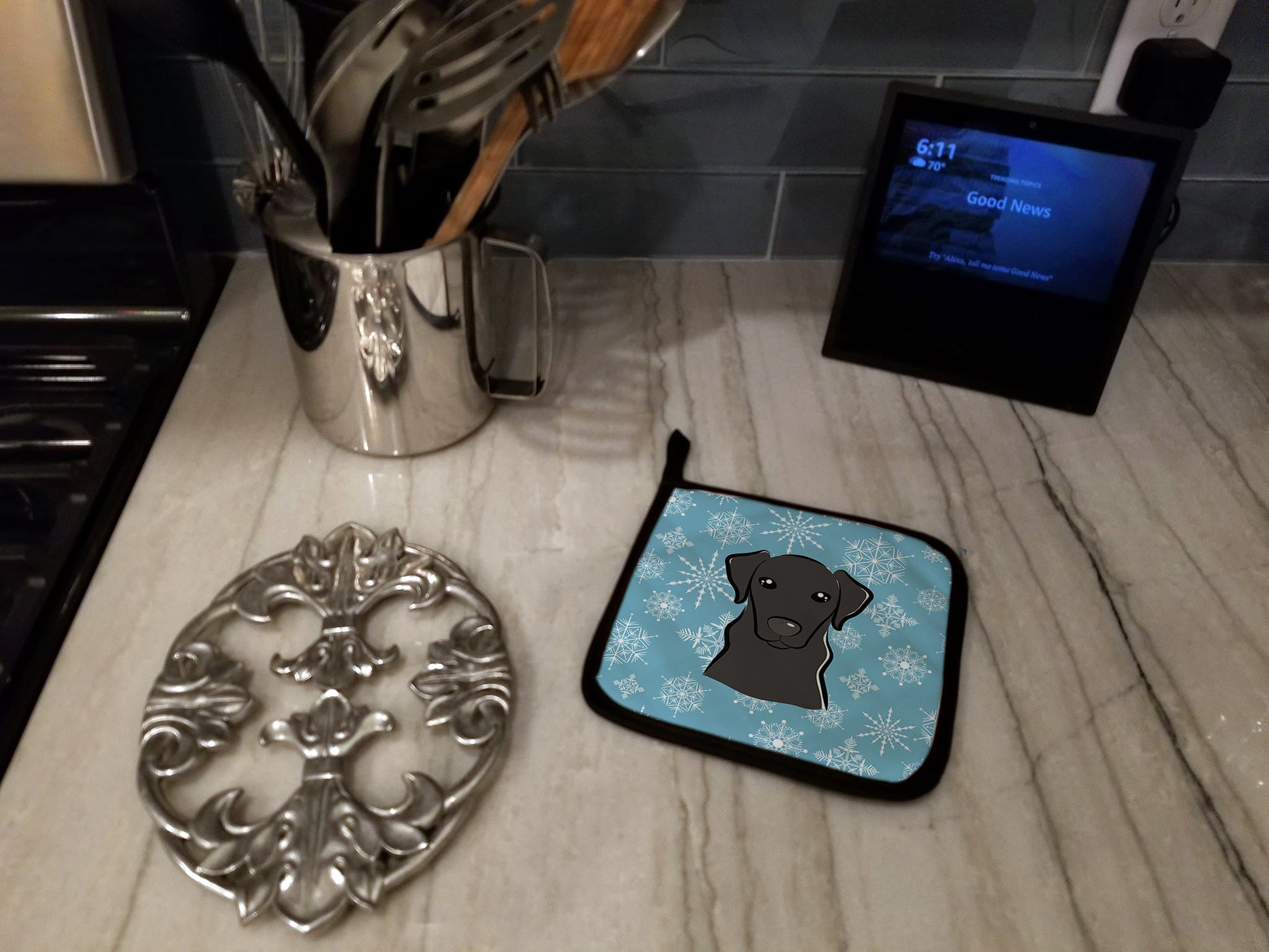 Snowflake Black Labrador Pot Holder Set of 2 Heat Resistant Quilted Hot Pads 7.5 x 7.5 Inch, Insulated Kitchen Trivets for Cooking & Baking