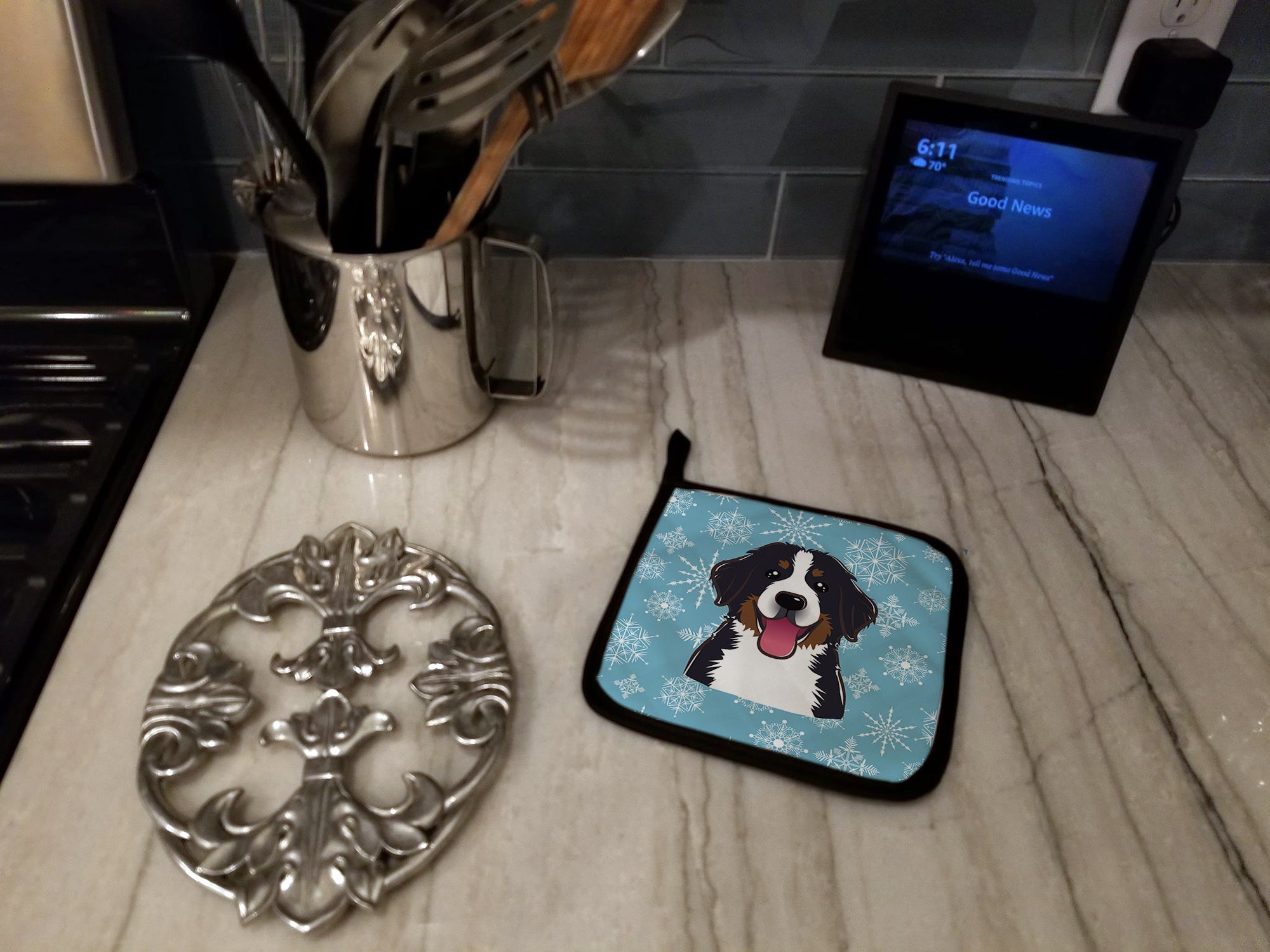 Snowflake Bernese Mountain Dog Pot Holder Set of 2 Heat Resistant Quilted Hot Pads 7.5 x 7.5 Inch, Insulated Kitchen Trivets for Cooking & Baking