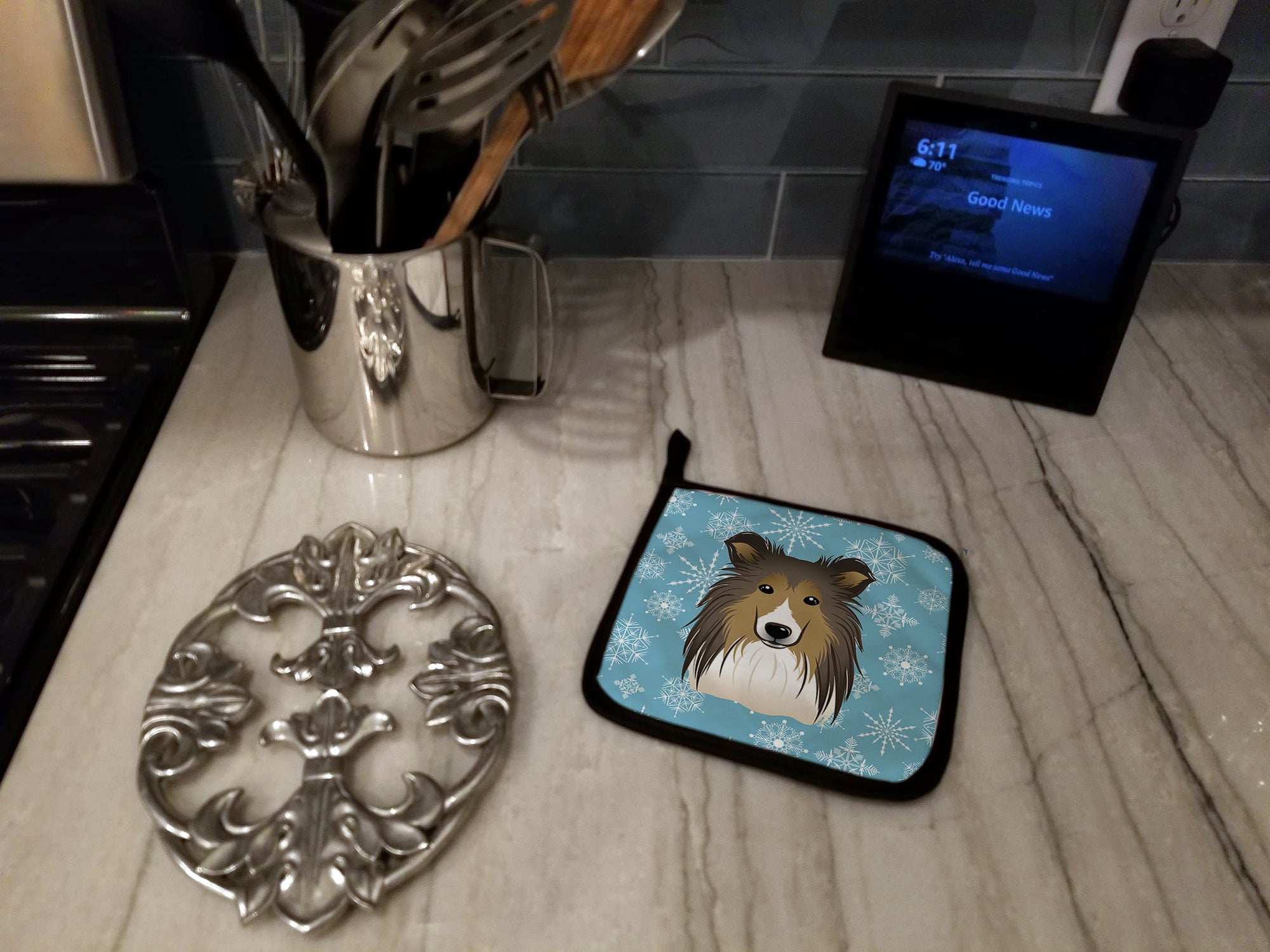 Snowflake Sheltie Pot Holder Set of 2 Heat Resistant Quilted Hot Pads 7.5 x 7.5 Inch, Insulated Kitchen Trivets for Cooking & Baking