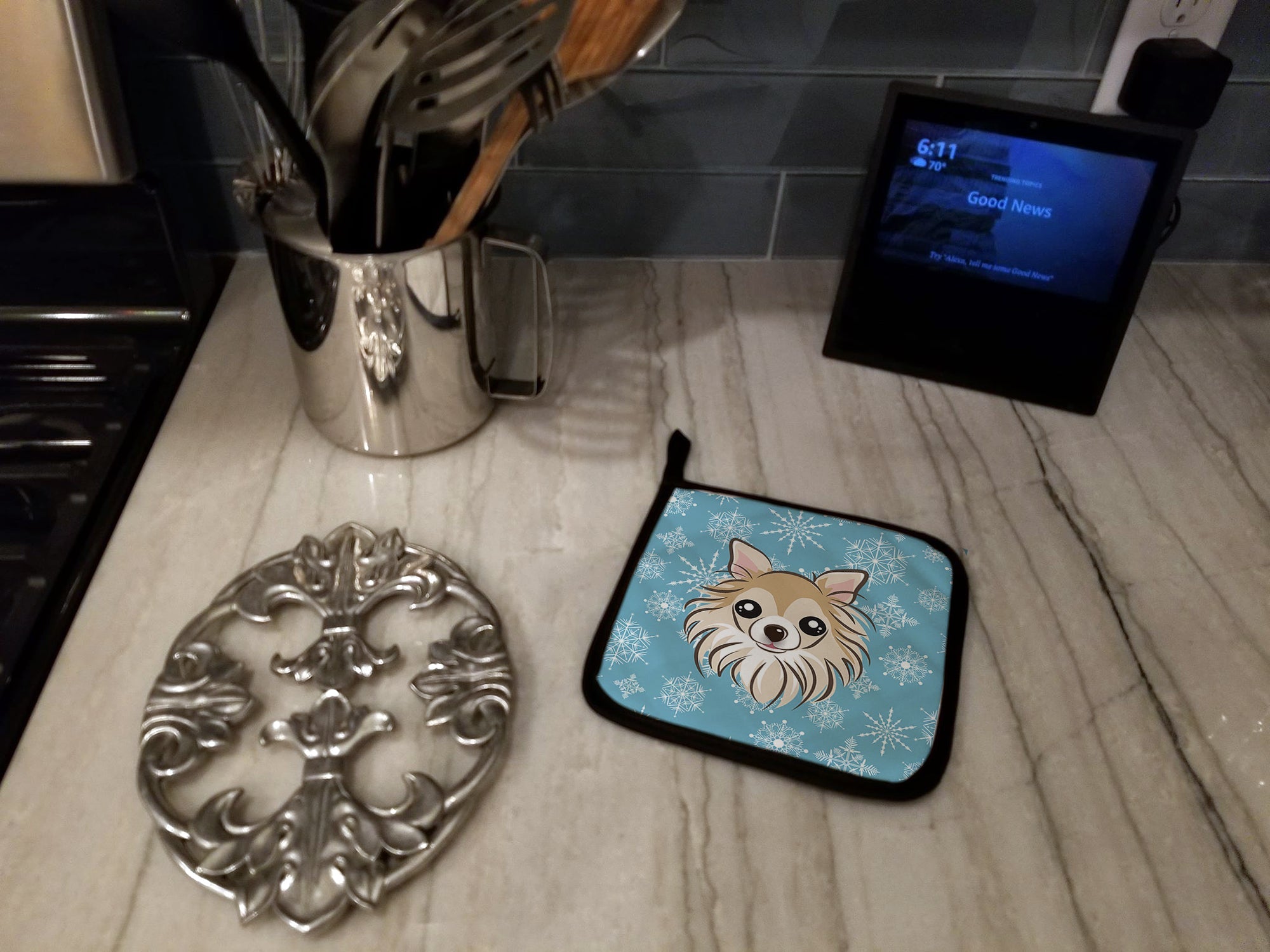Snowflake Chihuahua Pot Holder Set of 2 Heat Resistant Quilted Hot Pads 7.5 x 7.5 Inch, Insulated Kitchen Trivets for Cooking & Baking