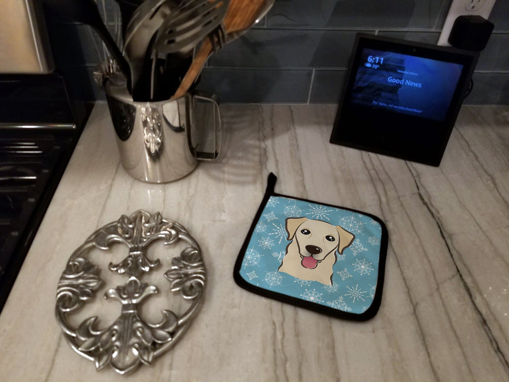 Snowflake Golden Retriever Pot Holder Set of 2 Heat Resistant Quilted Hot Pads 7.5 x 7.5 Inch, Insulated Kitchen Trivets for Cooking & Baking
