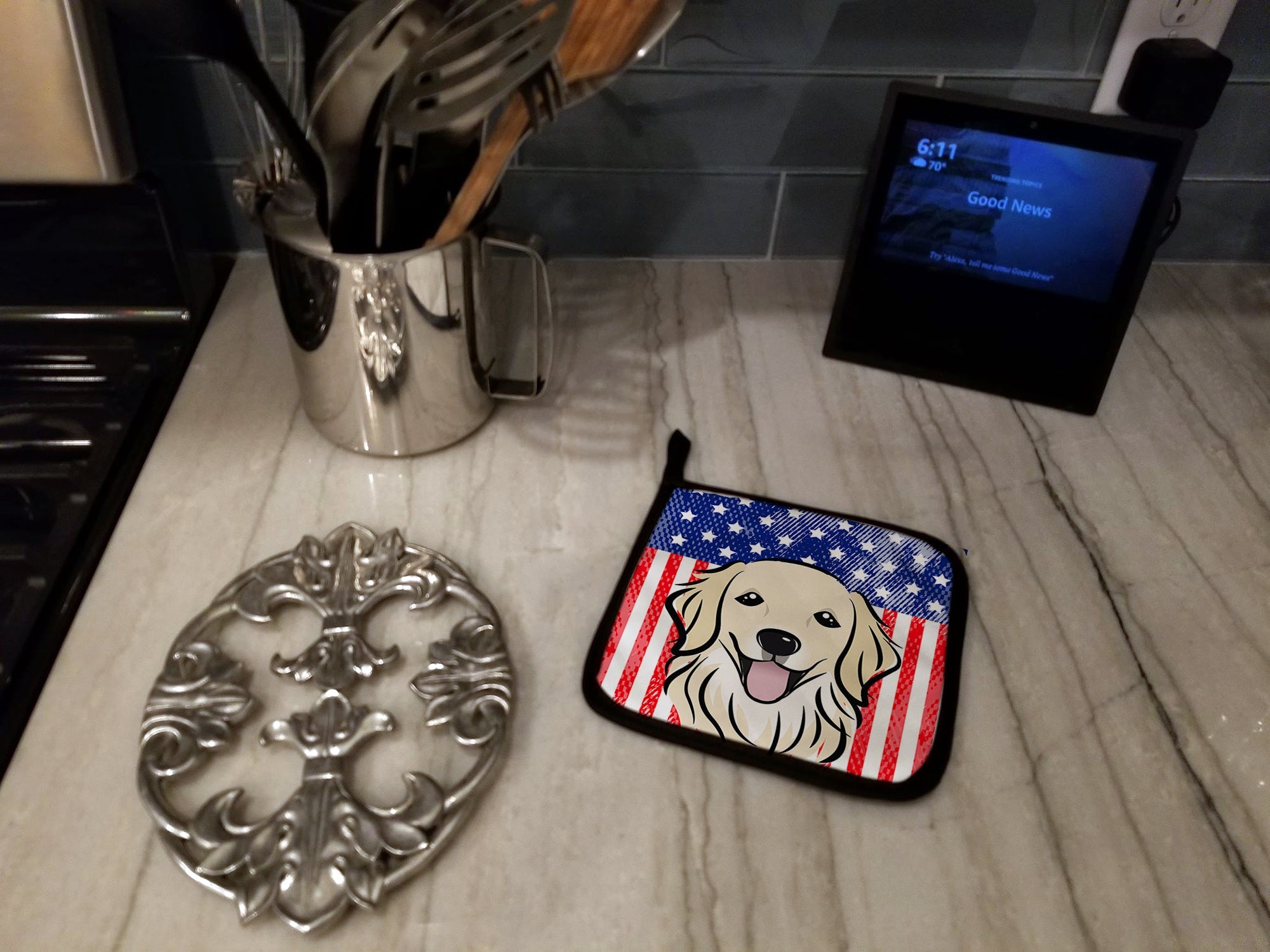 American Flag and Golden Retriever Pot Holder Set of 2 Heat Resistant Quilted Hot Pads 7.5 x 7.5 Inch, Insulated Kitchen Trivets for Cooking & Baking