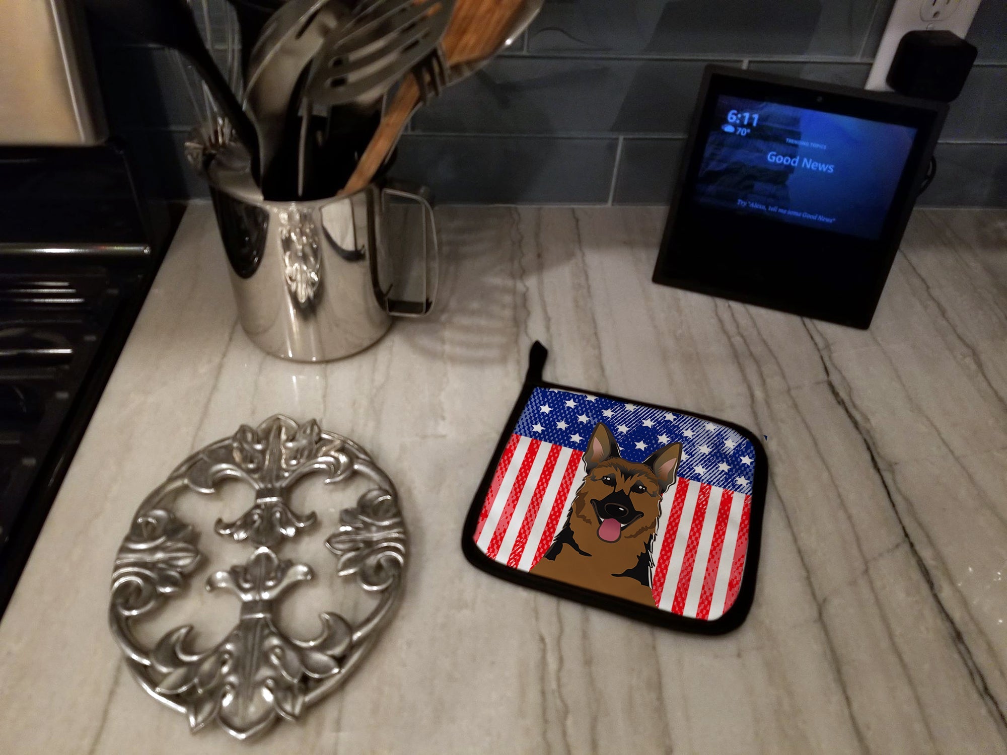 American Flag and German Shepherd Pot Holder Set of 2 Heat Resistant Quilted Hot Pads 7.5 x 7.5 Inch, Insulated Kitchen Trivets for Cooking & Baking