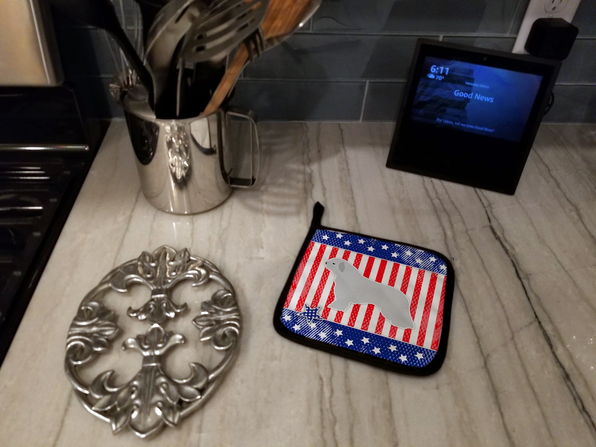 USA Patriotic Spanish Water Dog Pot Holder Set of 2 Heat Resistant Quilted Hot Pads 7.5 x 7.5 Inch, Insulated Kitchen Trivets for Cooking & Baking