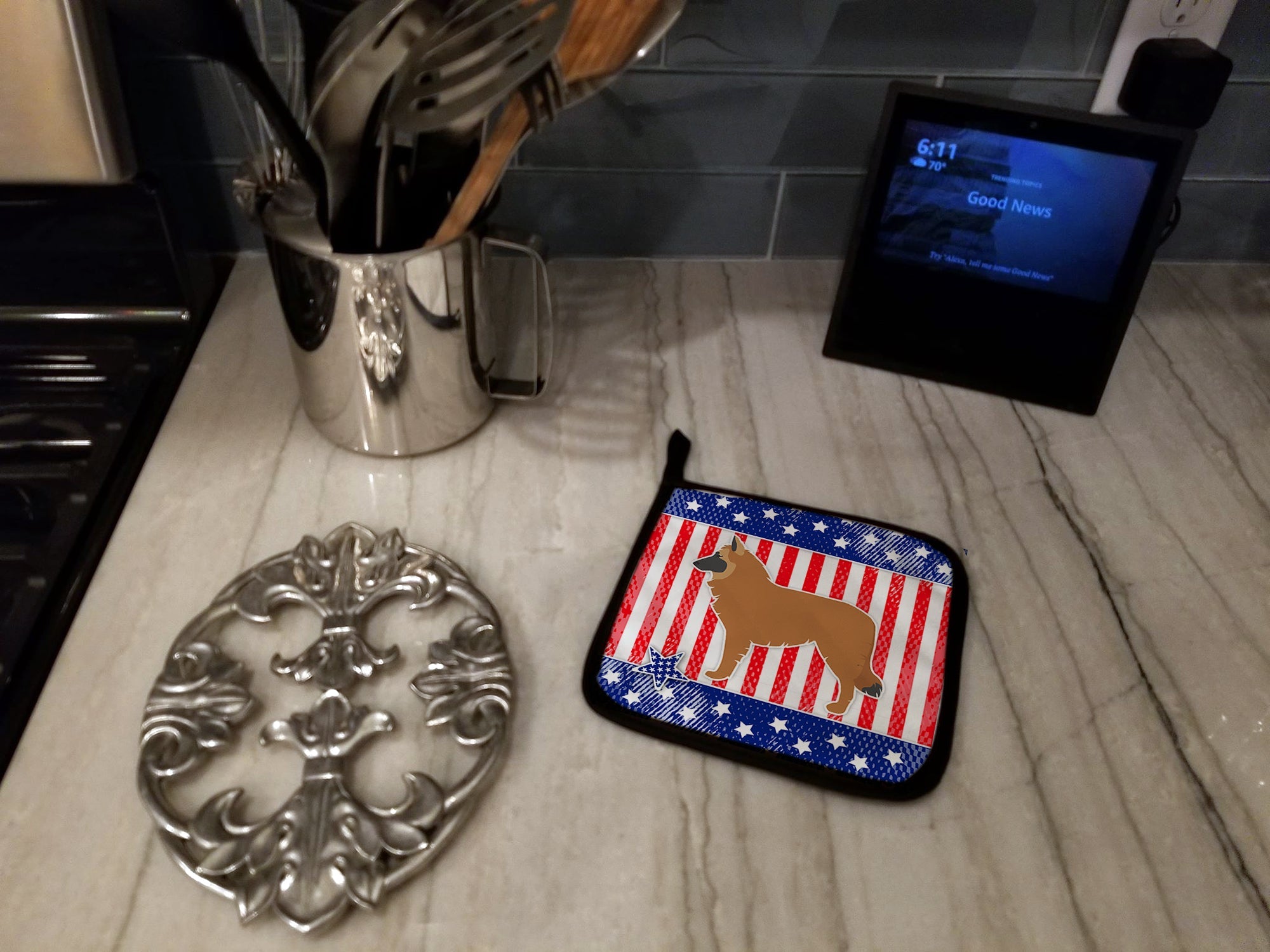 USA Patriotic Belgian Shepherd Pot Holder Set of 2 Heat Resistant Quilted Hot Pads 7.5 x 7.5 Inch, Insulated Kitchen Trivets for Cooking & Baking
