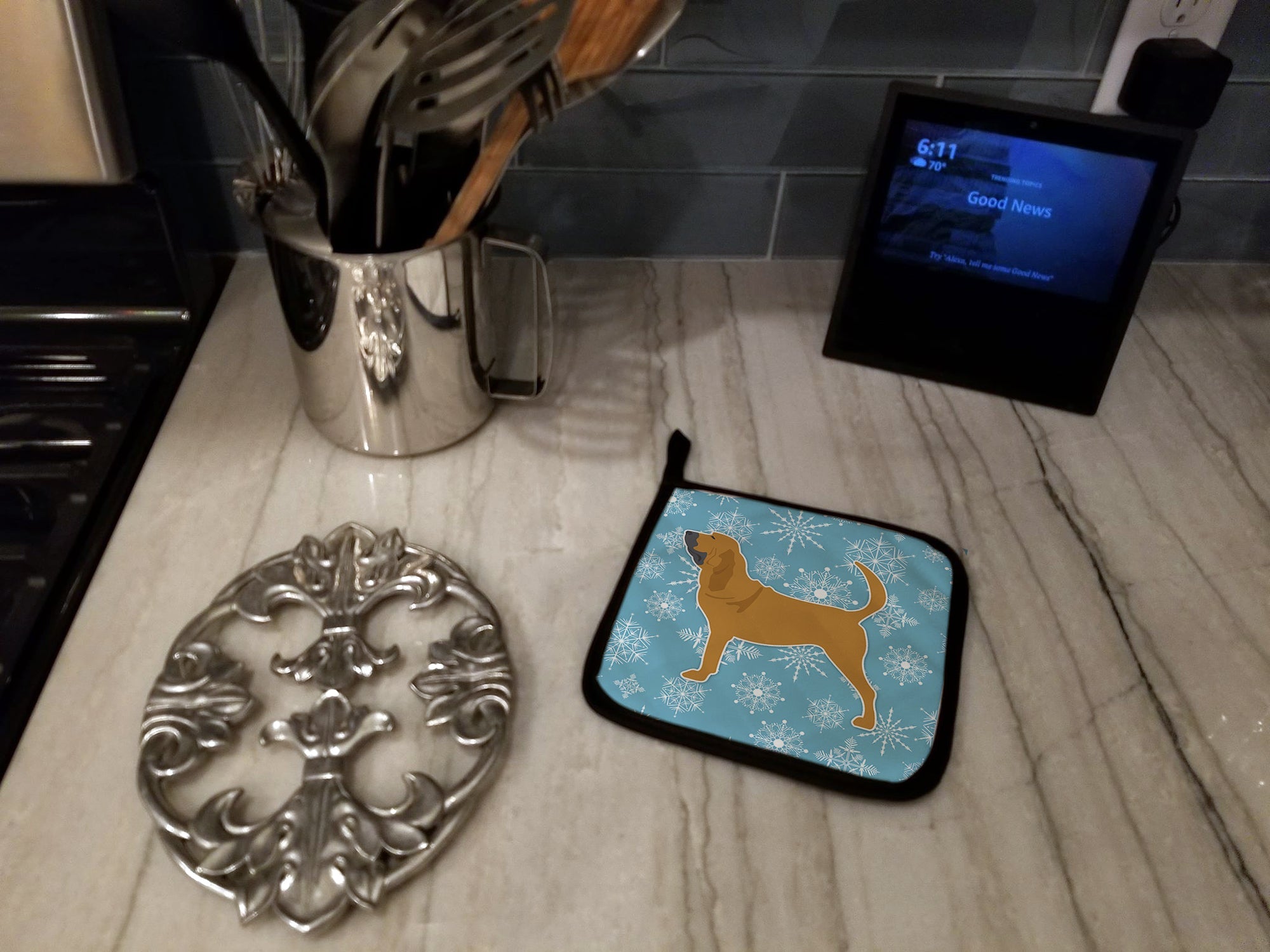 Winter Snowflake Bloodhound Pot Holder Set of 2 Heat Resistant Quilted Hot Pads 7.5 x 7.5 Inch, Insulated Kitchen Trivets for Cooking & Baking