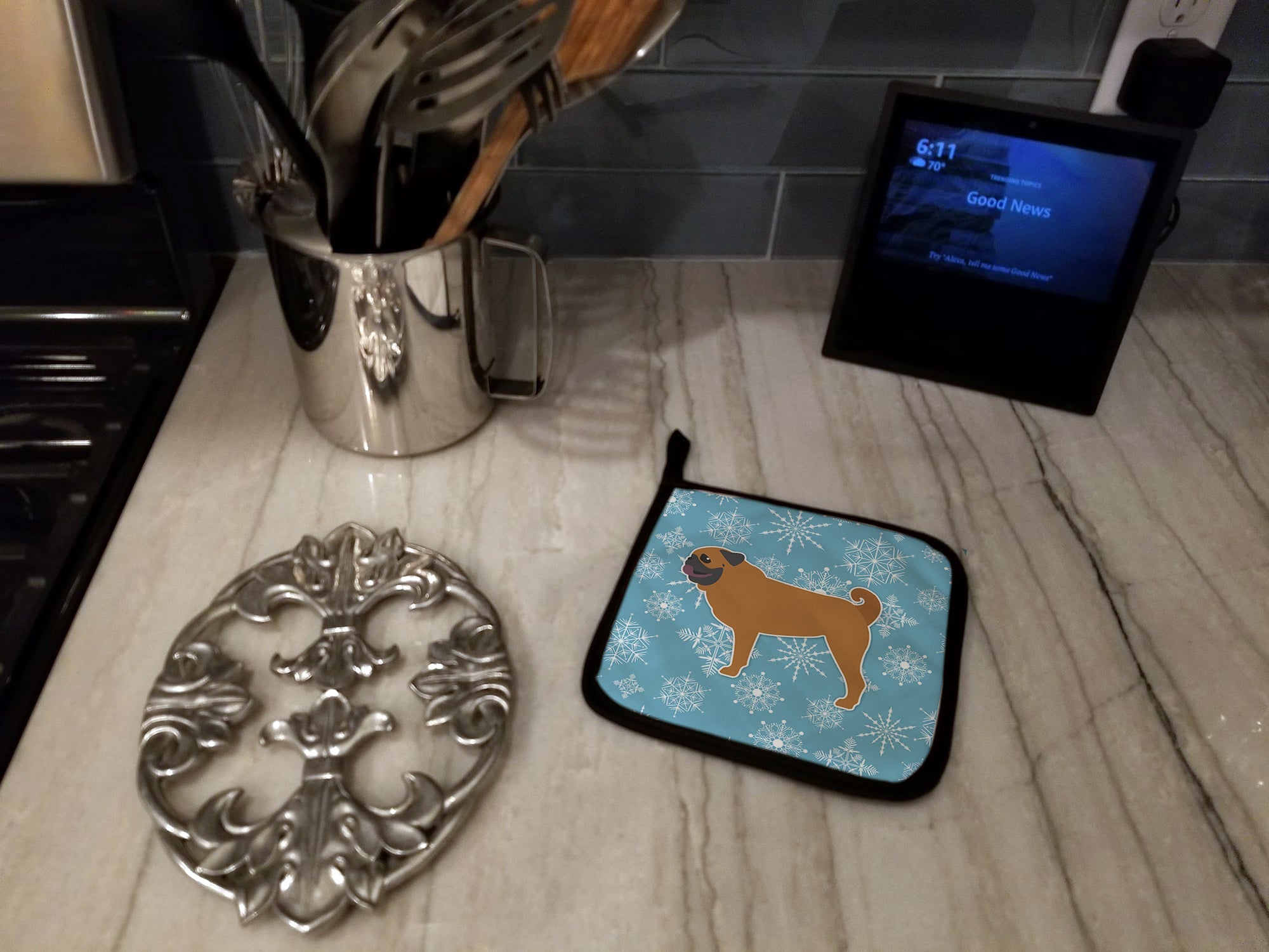 Winter Snowflake Pug Pot Holder Set of 2 Heat Resistant Quilted Hot Pads 7.5 x 7.5 Inch, Insulated Kitchen Trivets for Cooking & Baking