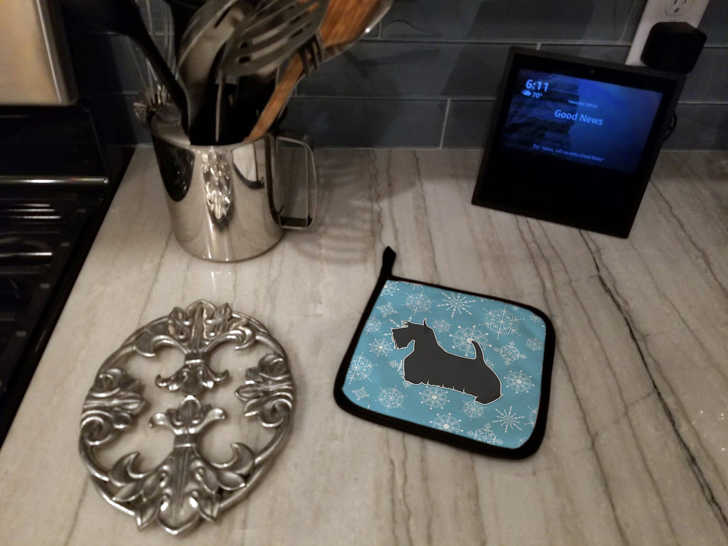 Winter Snowflake Scottish Terrier Pot Holder Set of 2 Heat Resistant Quilted Hot Pads 7.5 x 7.5 Inch, Insulated Kitchen Trivets for Cooking & Baking