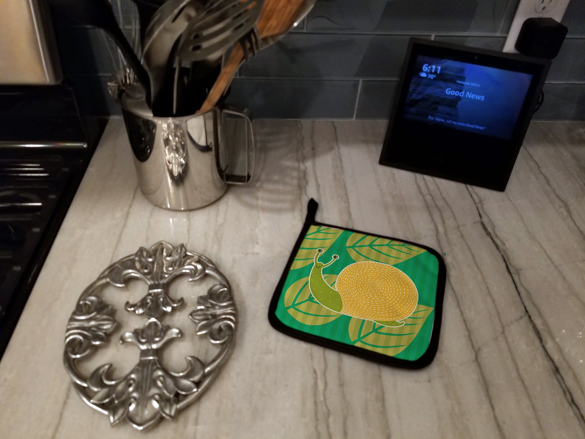 Snail Pot Holder Set of 2 Heat Resistant Quilted Hot Pads 7.5 x 7.5 Inch, Insulated Kitchen Trivets for Cooking & Baking