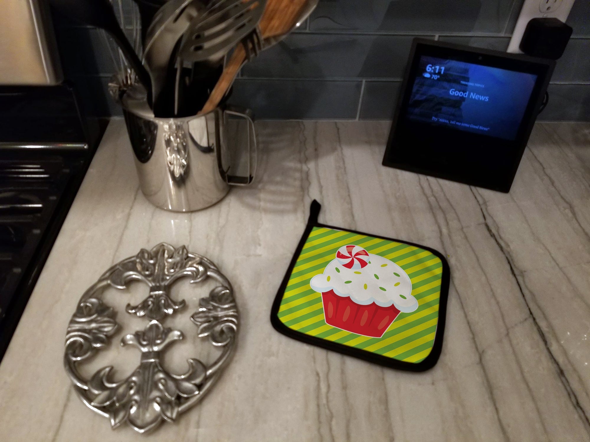 Christmas Pepermint Cupcake Pot Holder Set of 2 Heat Resistant Quilted Hot Pads 7.5 x 7.5 Inch, Insulated Kitchen Trivets for Cooking & Baking