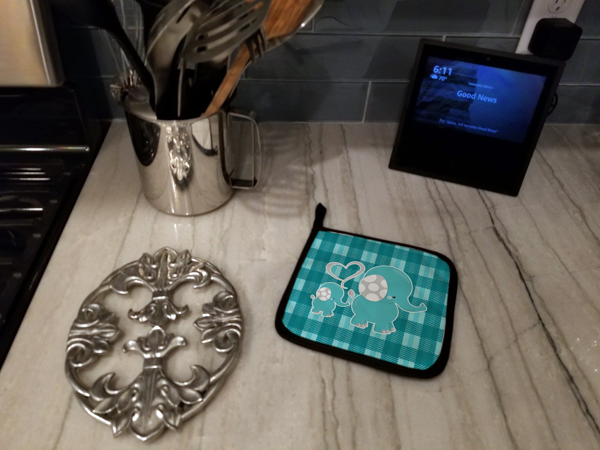 Plaid Momma and Baby Elephant Pot Holder Set of 2 Heat Resistant Quilted Hot Pads 7.5 x 7.5 Inch, Insulated Kitchen Trivets for Cooking & Baking
