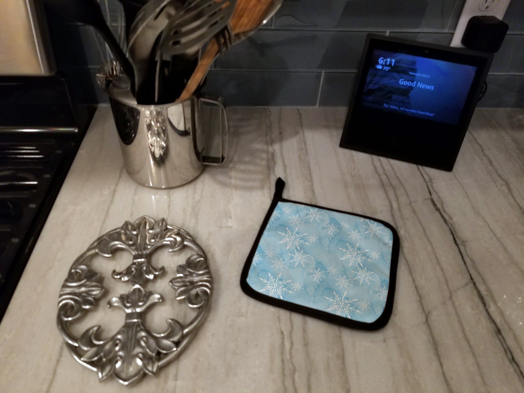 Watercolor Snowflake on Light Blue Pot Holder Set of 2 Heat Resistant Quilted Hot Pads 7.5 x 7.5 Inch, Insulated Kitchen Trivets for Cooking & Baking