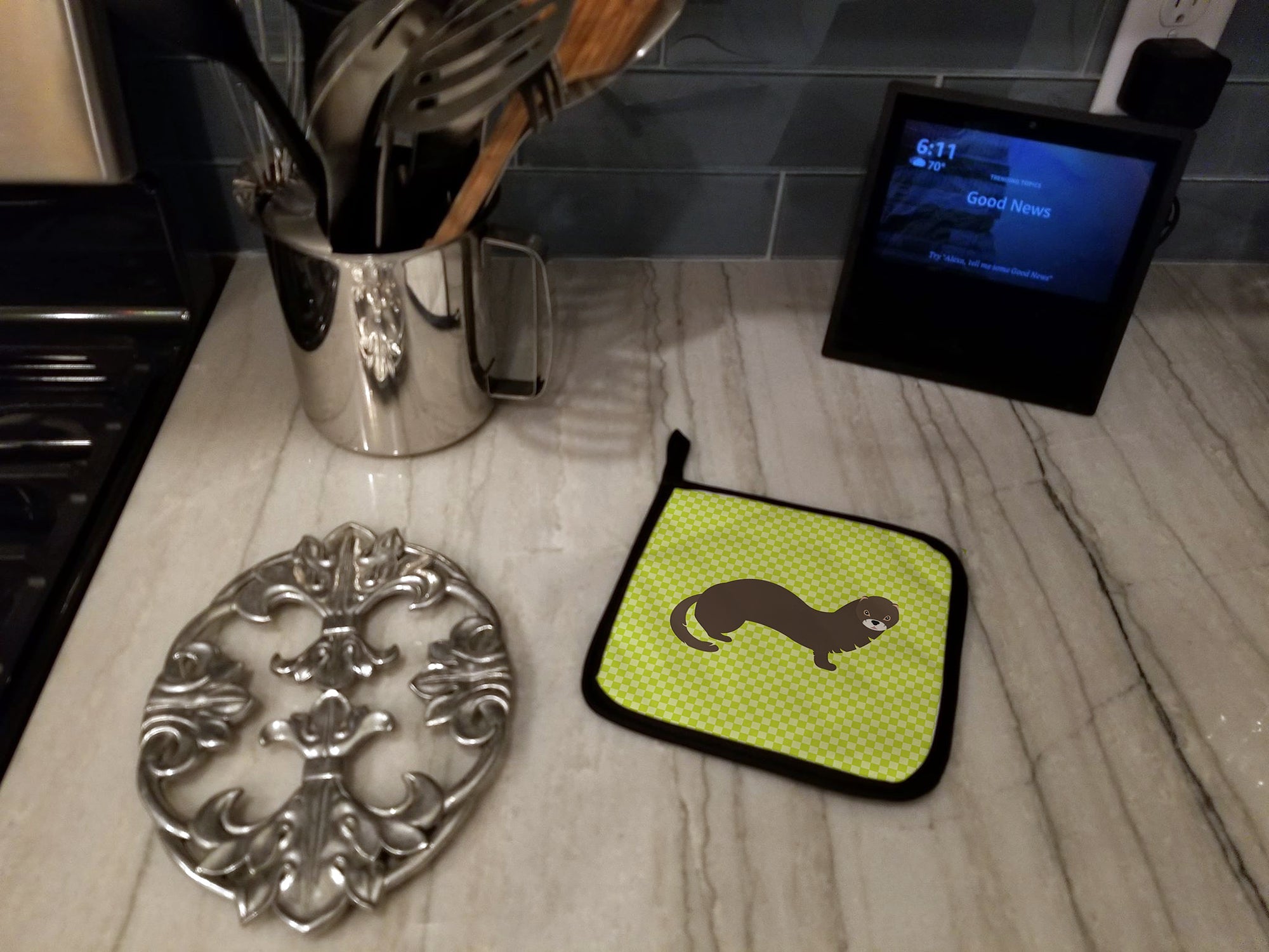 Russian or European Mink Green Pot Holder Set of 2 Heat Resistant Quilted Hot Pads 7.5 x 7.5 Inch, Insulated Kitchen Trivets for Cooking & Baking