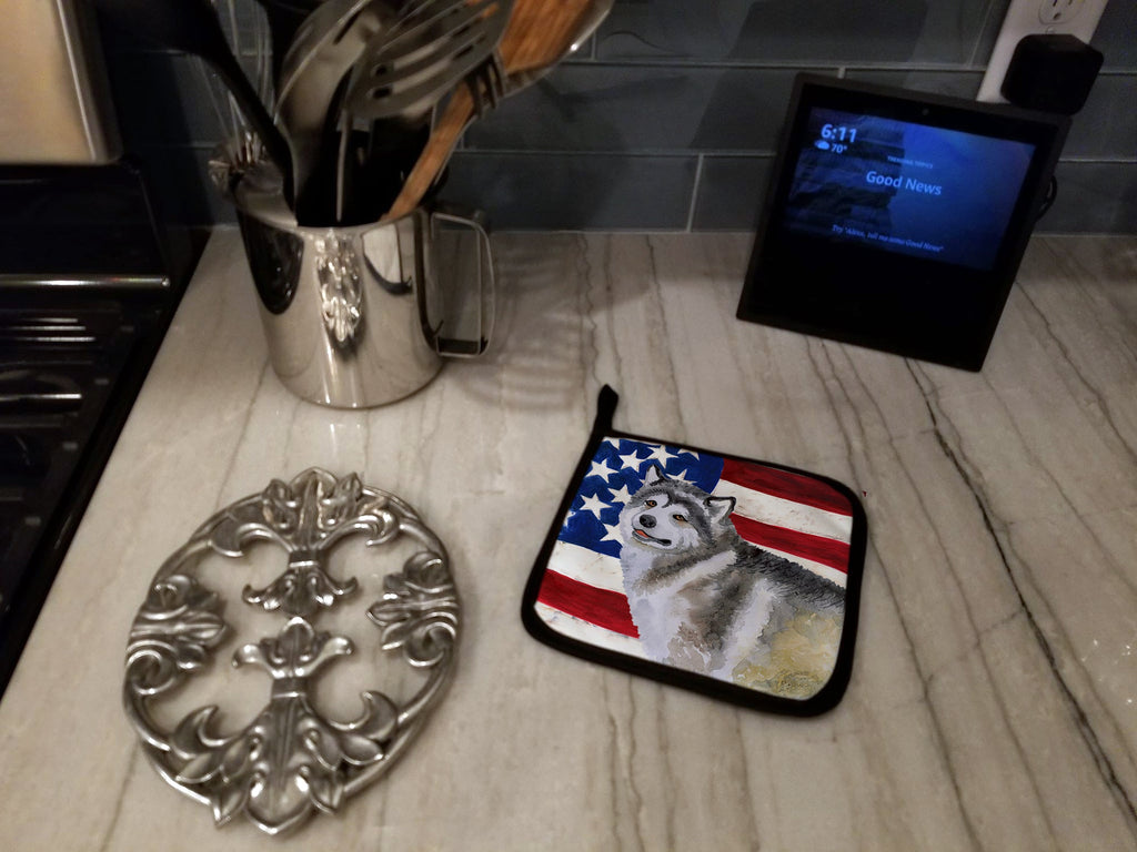 Alaskan Malamute Patriotic Pot Holder Set of 2 Heat Resistant Quilted Hot Pads 7.5 x 7.5 Inch, Insulated Kitchen Trivets for Cooking & Baking