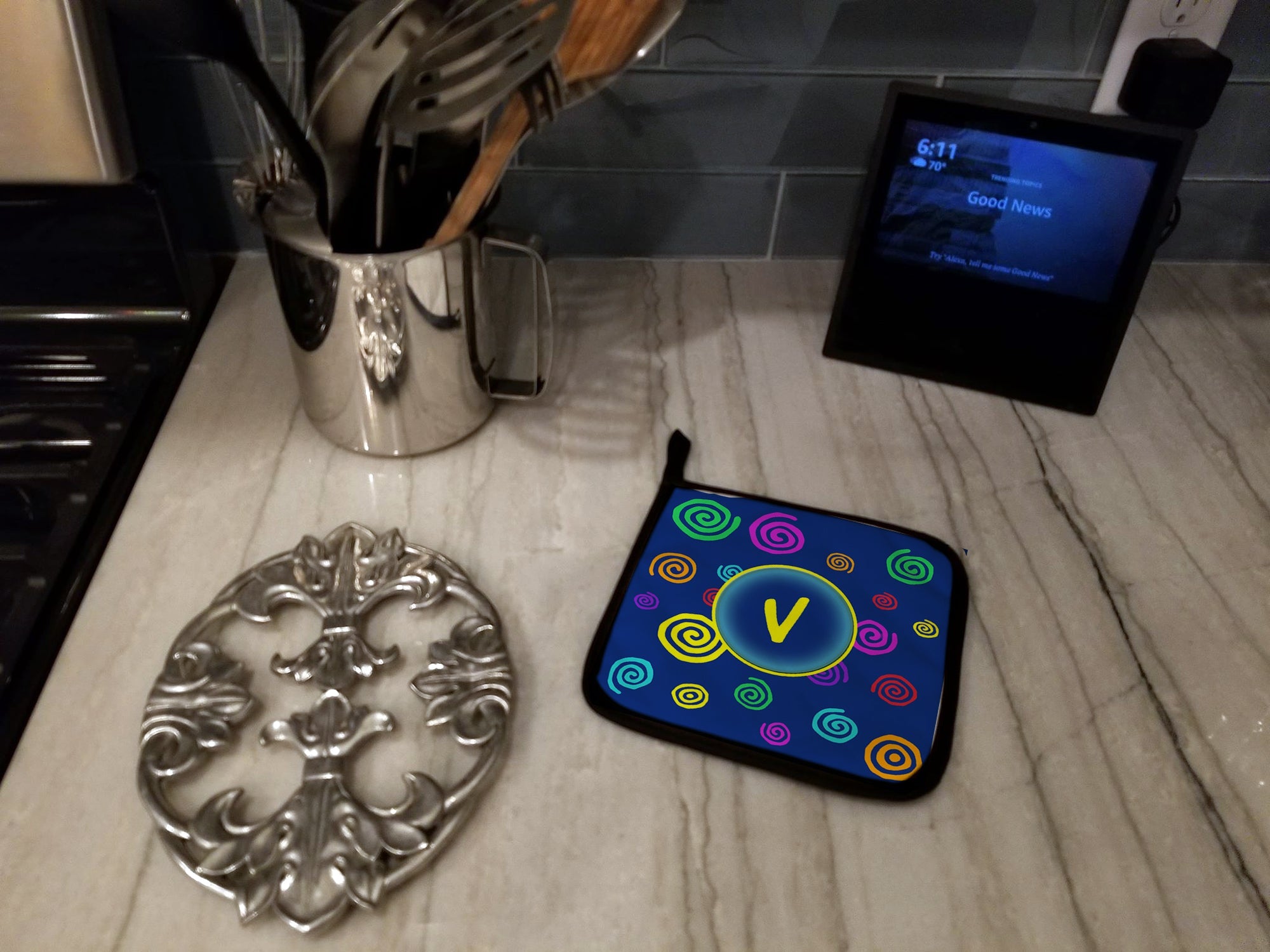 Letter V Initial Monogram - Blue Swirls Pot Holder Set of 2 Heat Resistant Quilted Hot Pads 7.5 x 7.5 Inch, Insulated Kitchen Trivets for Cooking & Baking