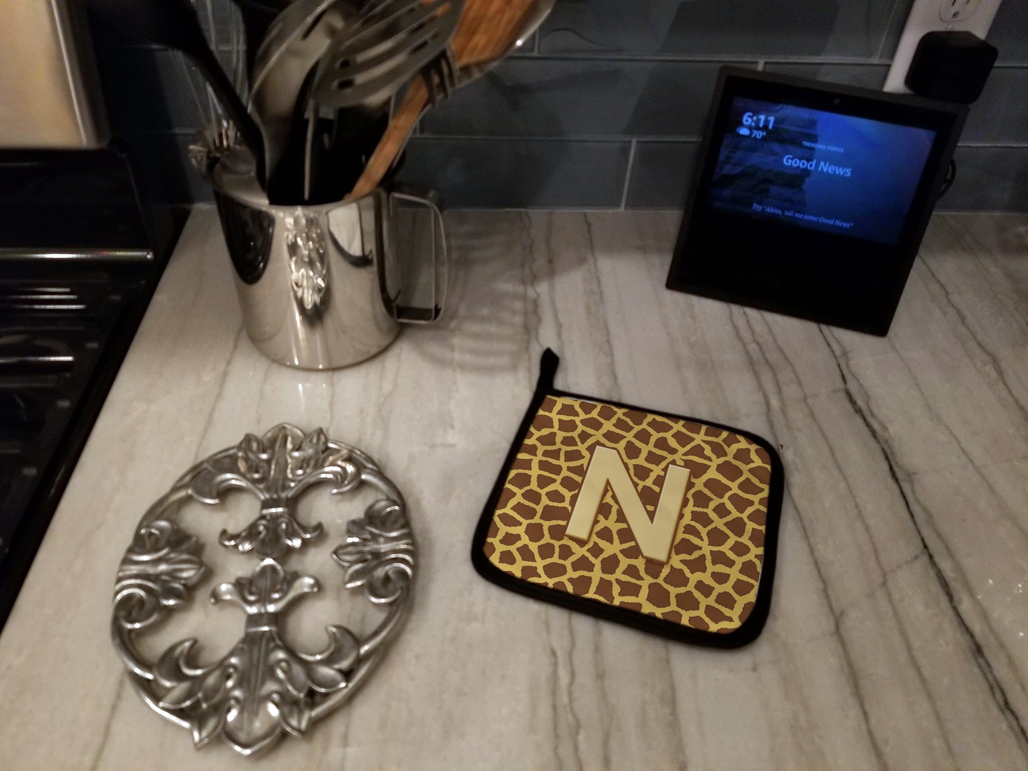 Letter N Initial Monogram - Giraffe Pot Holder Set of 2 Heat Resistant Quilted Hot Pads 7.5 x 7.5 Inch, Insulated Kitchen Trivets for Cooking & Baking