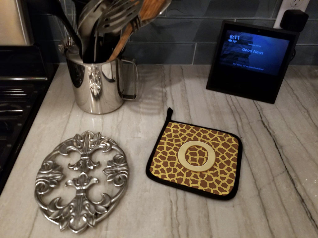 Letter O Initial Monogram - Giraffe Pot Holder Set of 2 Heat Resistant Quilted Hot Pads 7.5 x 7.5 Inch, Insulated Kitchen Trivets for Cooking & Baking