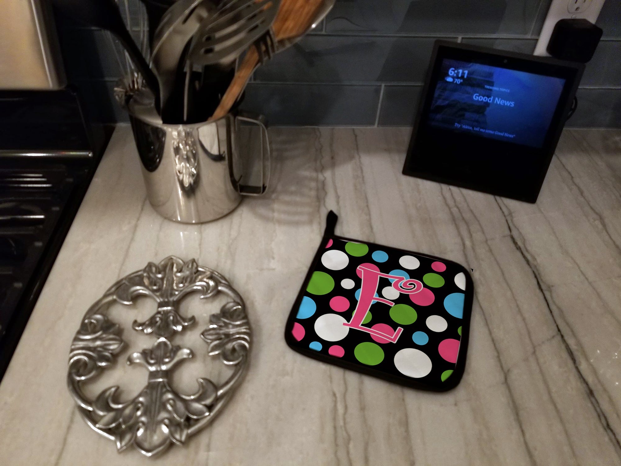 Letter E Initial Monogram - Polkadots and Pink Pot Holder Set of 2 Heat Resistant Quilted Hot Pads 7.5 x 7.5 Inch, Insulated Kitchen Trivets for Cooking & Baking