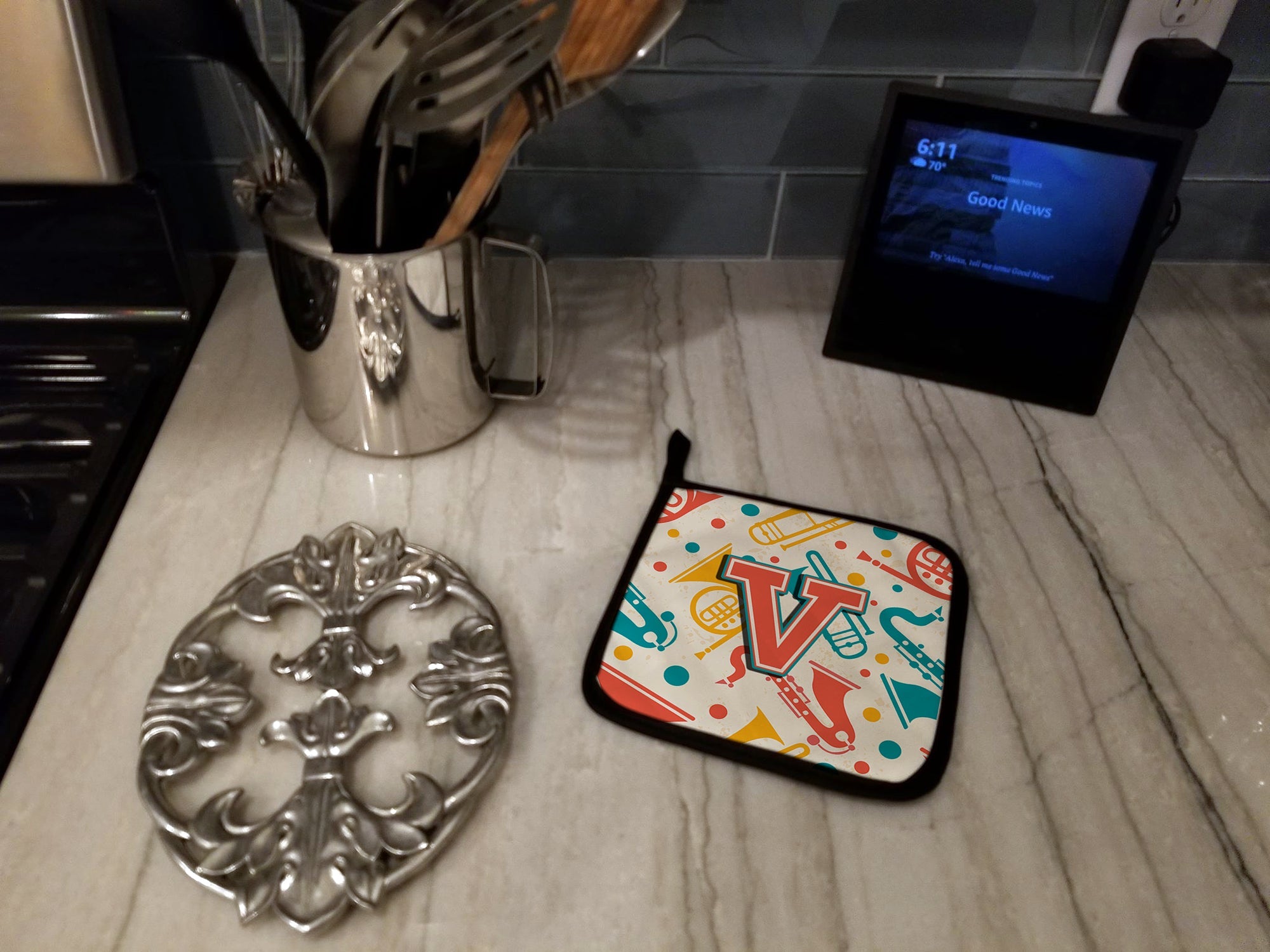 Letter V Retro Teal Orange Musical Instruments Initial Pot Holder Set of 2 Heat Resistant Quilted Hot Pads 7.5 x 7.5 Inch, Insulated Kitchen Trivets for Cooking & Baking