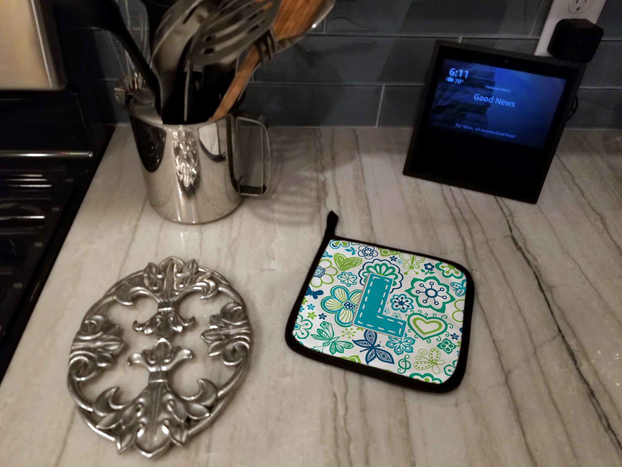 Letter L Flowers and Butterflies Teal Blue Pot Holder Set of 2 Heat Resistant Quilted Hot Pads 7.5 x 7.5 Inch, Insulated Kitchen Trivets for Cooking & Baking